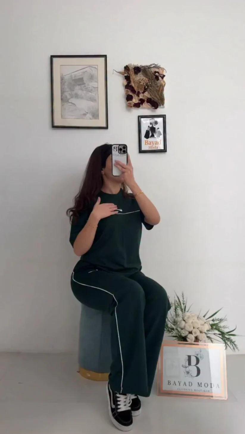 Nike two-piece tracksuit featuring a short-sleeved top and matching track pants with thin white side piping 02